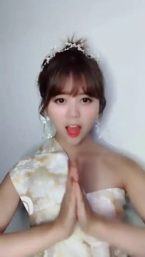 小姐姐演绎了一段别样的萨瓦迪卡,最后那一笑,真是可爱
