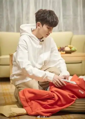 卫衣男孩盘点,王源罗云熙陈玮镔谁最养眼
