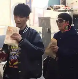 接地气大张伟被偶遇北京胡同吃煎饼
