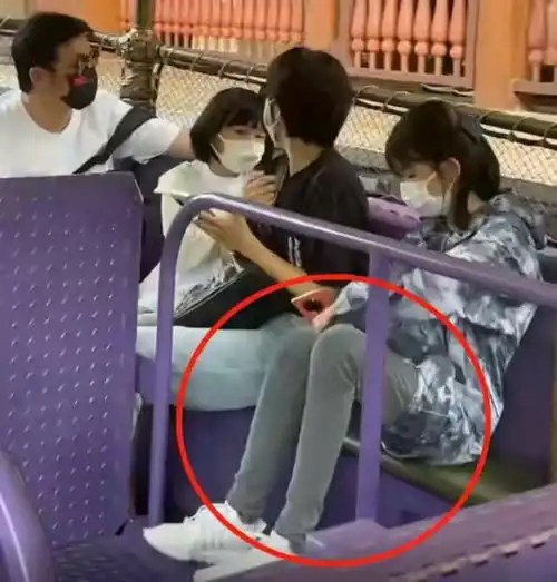 鲍蕾晒13岁大女儿弹吉他,贝儿五官长开像爸爸,网友女版陆毅
