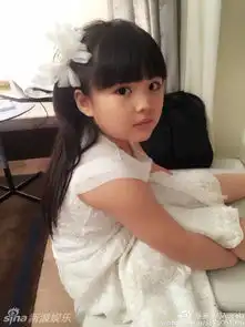 王诗龄清纯佳人白玫瑰春意盎然人比花娇
