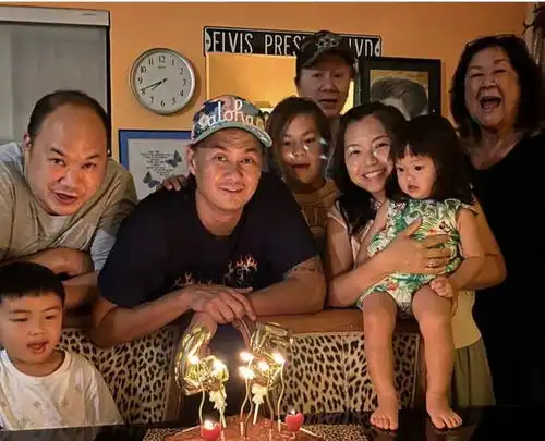 许冠杰为长子庆生享天伦之乐,三代同堂很热闹,合照低调站在后排
