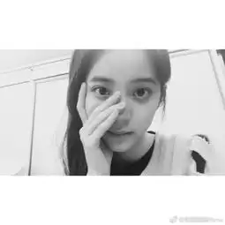 欧阳娜娜黑白自拍古灵精怪眼神戏很足
