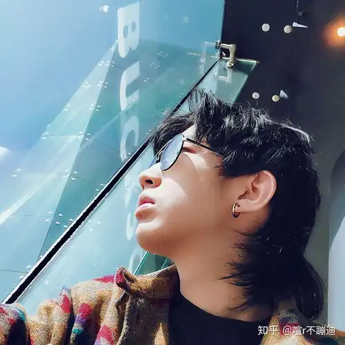 求鲻鱼头男头像,潮图那种,谢谢
