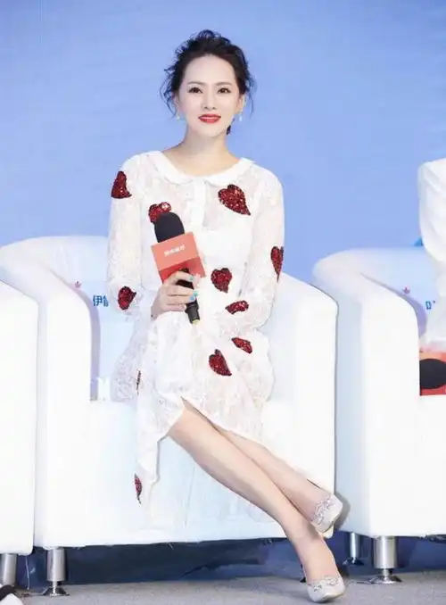 51岁伊能静真会装嫩,穿白色连衣裙配长卷发亮相,颈部皱纹太真实
