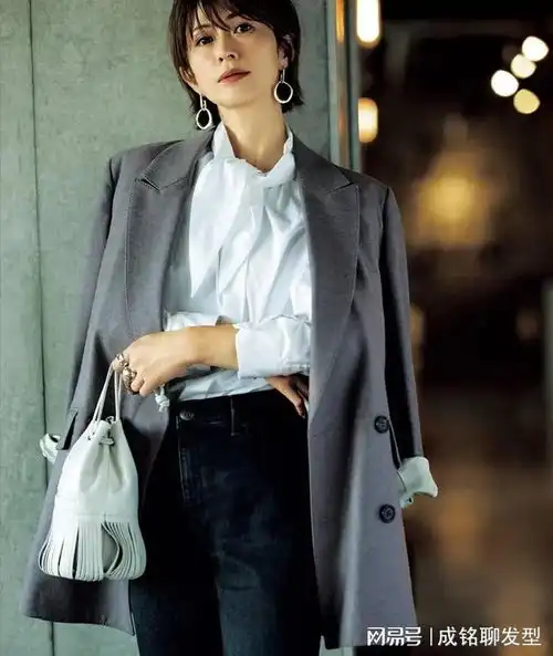 这才是适合中年女性的穿衣范本简单随意不装嫩,美得体面又高级
