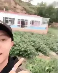 变形计唯一学会感恩的富二代,不仅经常看望爷爷,还给他盖房
