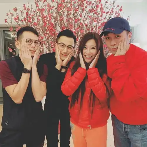 刘恺威与48岁女星过新年罕见露出久违笑容很灿烂
