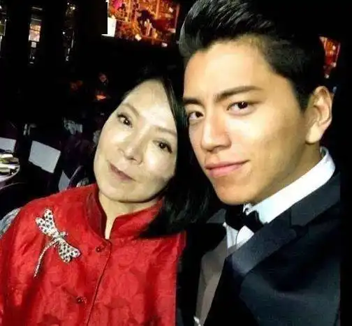 母亲骤然去世王大陆情绪低落暂停所有工作
