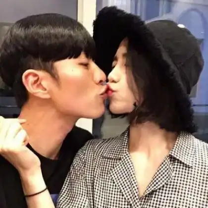 2020独特个性情侣图片一人一张头像真人
