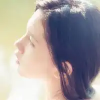 长发唯美的qq文艺女生头像一直深信你心里有我
