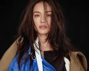 舒淇未经修饰素颜登封面慵懒眼神尽显小女人气质
