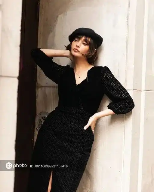 夏天最显瘦的裙子,那还得是智秀的小黑裙
