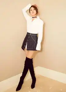 48岁的闫妮不输小花,一双长腿美上热搜,佟掌柜的同款时尚秘诀
