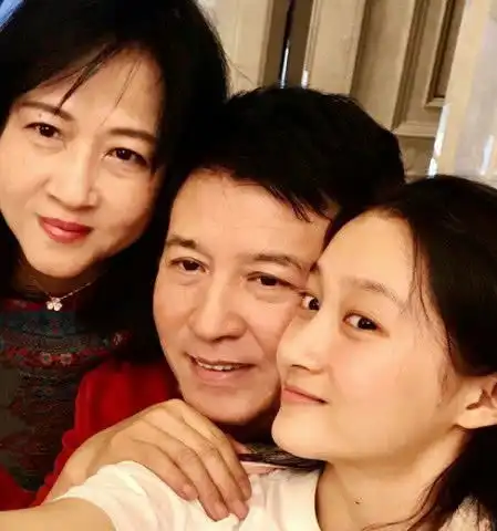 本以为关晓彤颜值够高了,当看到她卖拉面的亲姐姐,网友想嫁
