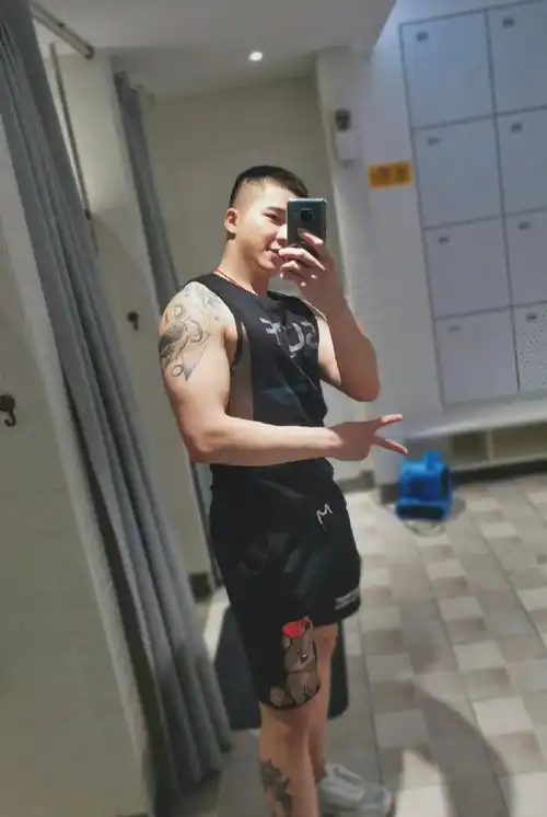 纹身超帅气,健壮小奶狗,这样的肌肉大男孩自带光芒魅力十足
