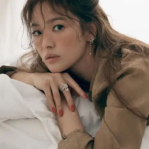 宋慧乔淡妆出镜为抗疫医护打气,女神发福脸蛋圆了一圈
