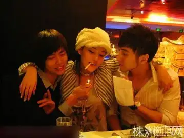 张馨予劈腿甩李晨曾曝大尺度床照家居照
