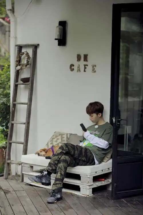 200814人间小奶瓶抱起别家狗散步高清剧照虫虫所以爱会消失对不对
