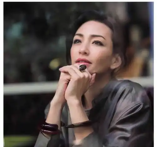 你穿红色有种大妈感50岁女人的红色穿搭模版,轻松时髦
