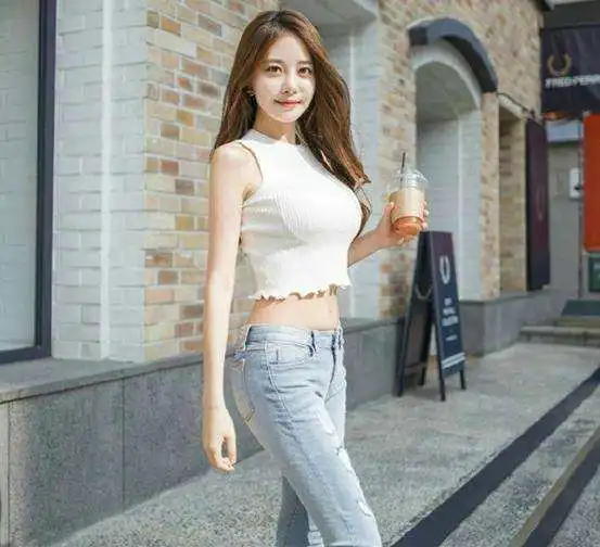 街拍时尚美女,夏天搭配紧身牛仔裤,气质十足修身显高的视觉感
