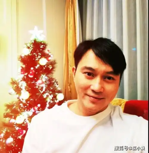 张智霖近照曝光,昔日男神秒变中年油腻大叔,臀大腰粗状态十分差
