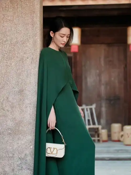 当40岁佟丽娅和33岁李沁站一起,我明白了气质面前年龄不值一提
