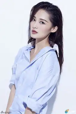 李沁上演水嫩湿身展清纯妩媚多样魅力
