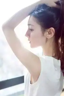 热巴侧脸奇怪是因为眉骨不够高,对比真混血许玮甯,白长高鼻梁
