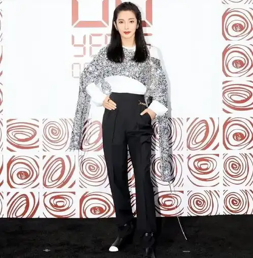 李冰冰是家喻户晓的女演员,有多部代表作,称得上是一代女神包包穿搭直筒裤千鸟格高跟鞋身材比例网易订阅
