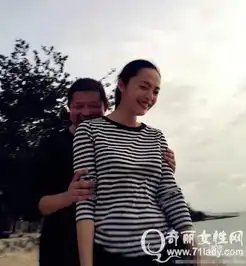 姚晨晒与老公海边玩耍照和曹郁游迪士尼秀恩爱
