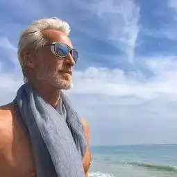 60岁大爷,有颜有肉还有钱,迷倒万千少女的心
