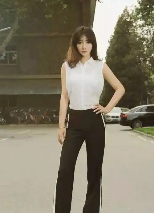 柳岩一身清爽打扮现身,装扮个性少女,可惜败给了这双鞋拉低美感
