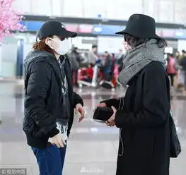 组图女装大佬赵立新卷发配胡须很妖娆机场偶遇梅婷一路热聊
