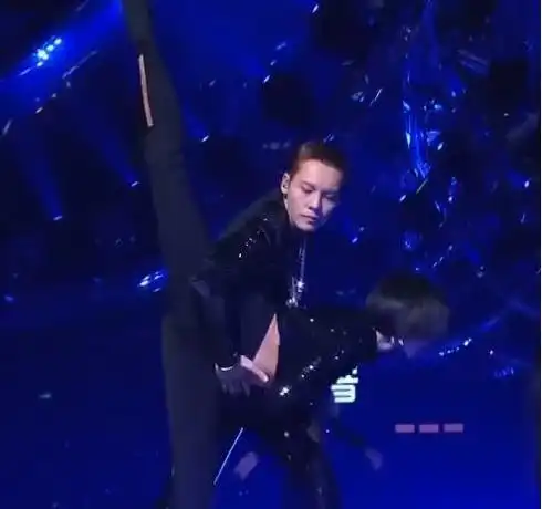 陈伟霆与美女跳亲密舞蹈,谁看见他的手摸哪了,粉丝我要脱粉了
