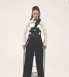 当迪丽热巴走起中性风,女神酷起来就没男生什么事了
