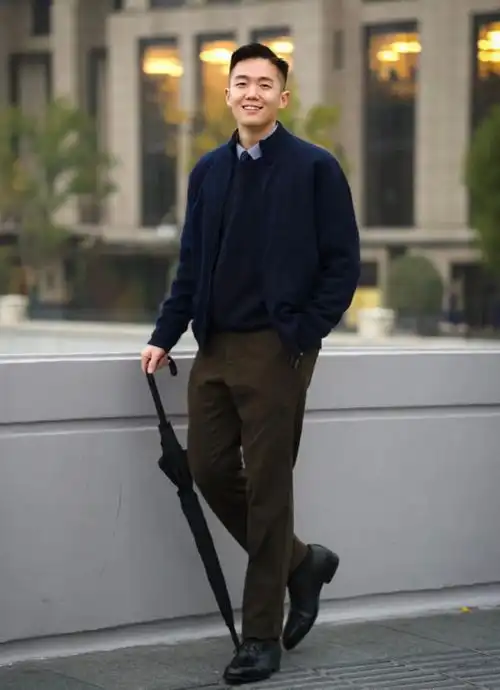 男人到了中年,尽量少穿这4种老头色,看着显老又有油腻感
