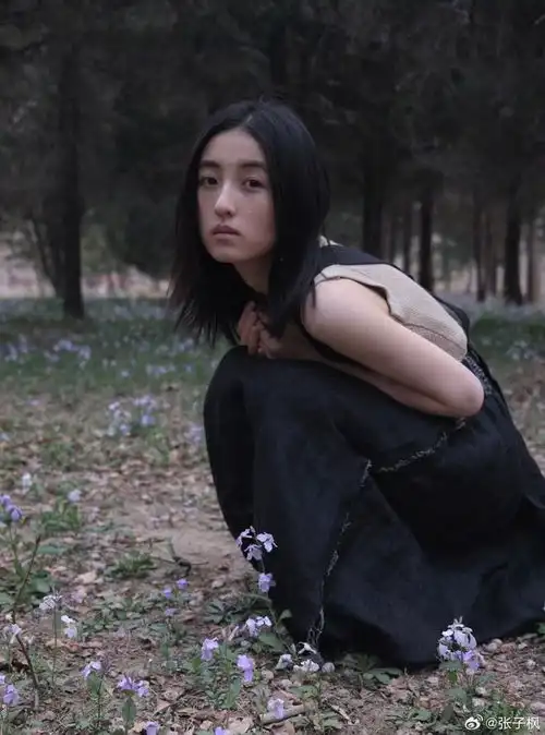 张子枫林间漫步,穿黑色背带裙配咖色针织衫,元气满满少女感爆棚
