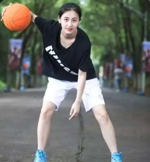 95后最美篮球裁判,含着哨子样子真迷人周杰伦你往哪看
