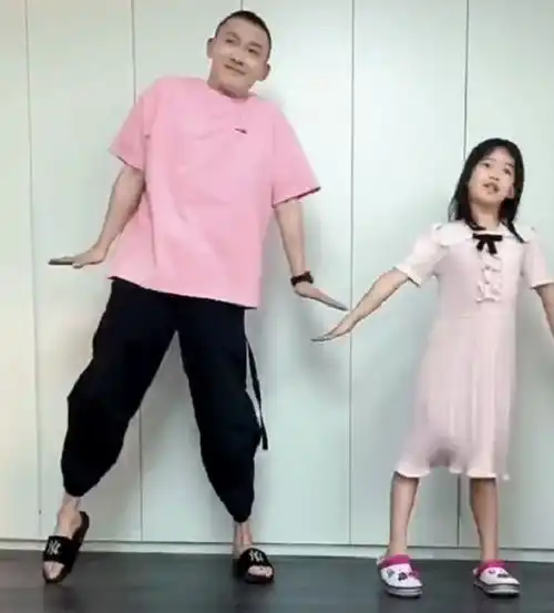 聂远陪女儿跳舞,舞姿可爱比女儿跳得还有童趣,与角色形成反差萌
