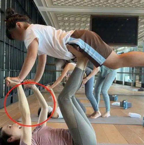 50岁黎姿和3个女儿一起练瑜伽,四肢修长,显示健美之美
