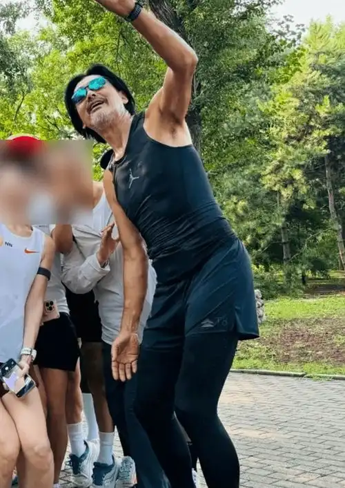 69岁周润发朝阳公园跑步手臂长满小肉球,目击者称身高超180
