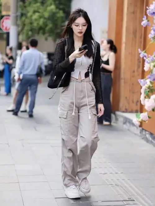 杭州女生带火的爷爷裤,点醒了我好几款闲置春装,这样穿好美
