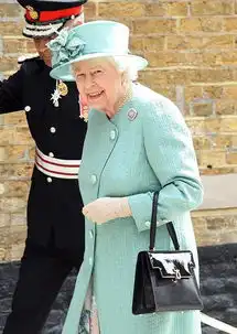 93岁英女王天天亮相真不累换薄荷绿大衣好清爽,这才是贵族气质
