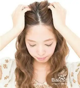 发型打底的简单时尚
