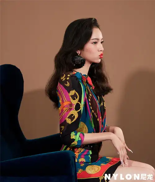 周也首登尼龙封面鬼马少女玩转港风复古摩登
