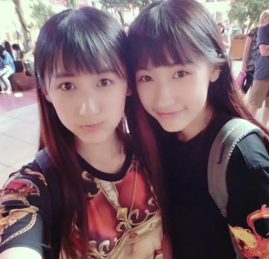 复旦双胞胎姐妹网络走红
