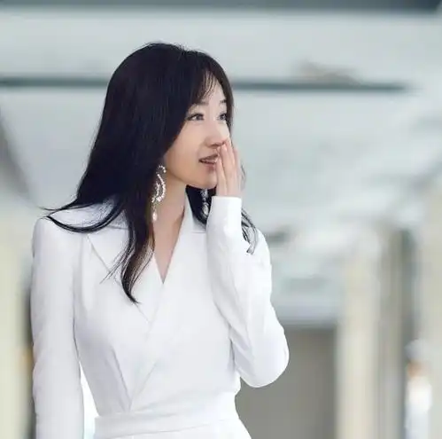 当48岁杨钰莹撞上50岁许晴,才发现女人的美真的与年龄无关
