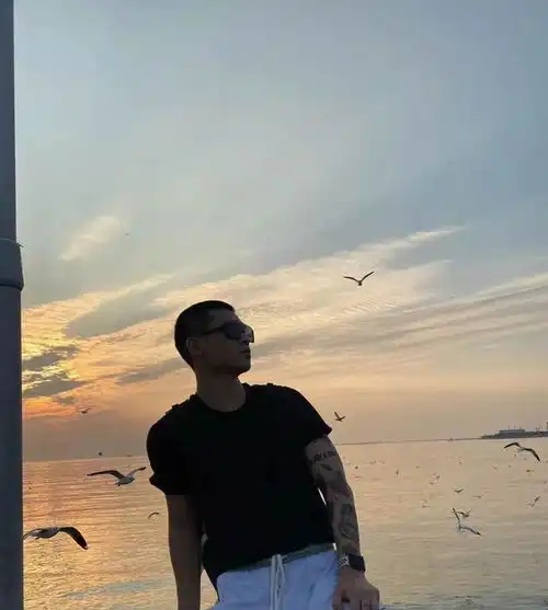 组图白净帅气的纹身小奶狗,179的身高,却有着男模般的身材
