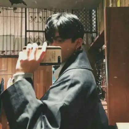 手机控男生头像,分享给喜欢自拍玩自的帅哥们了
